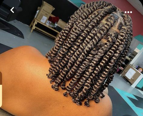 Spiral Twist Braids, Senegalese Twist Hairstyles Medium Short, Kinkin Twist Braid, Sengelese Twist Styles Black Women, Senegalese Twist Braids Medium, Twist Styles For Black Women, Sengelese Twist, Short Senegalese Twist, Twist Braids Hairstyles