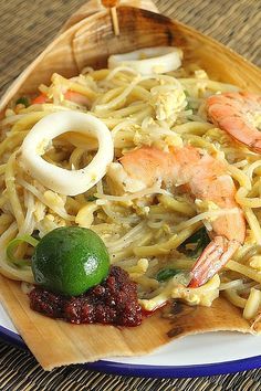 Singapore Hokkien Mee Recipe Ingredients: 250g Yellow Noodle 250g White thick rice vermicelli 400g Prawn Singapore Recipes, Singaporean Food, Malaysia Food, Singapore Noodles, Travel Malaysia, Malay Food, Rasa Malaysia, Prawn Recipes, Easy Asian