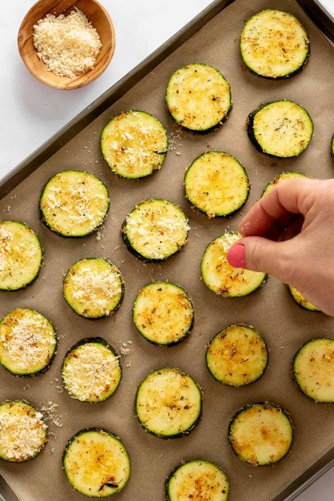 Baked Parmesan Zucchini Slices With Seasoning (No Breading) Sliced Zucchini Recipes Baked, Sliced Zucchini Recipes, Zucchini Spears, Zucchini In The Oven, Baked Parmesan Zucchini, Zucchini Cheddar, Baking With Olive Oil, Zucchini Rounds, Zucchini Recipes Baked