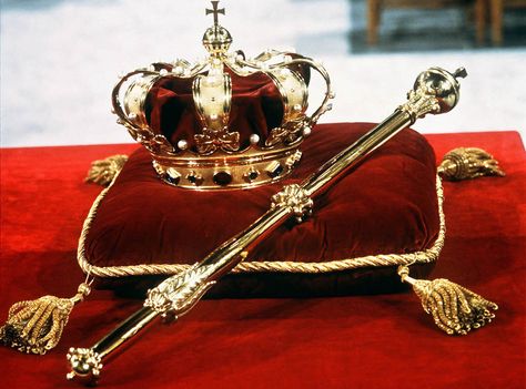 An imperial crown rather than a monarch’s crown. The Sceptre: It not only refers to Henry and Anne being king and queen, but is also a symbol of God-given authority. #Tudor #History #AnneBoleyn Christmas Photo Album, Royal Crown Jewels, History Queen, Tudor Era, Imperial Crown, The Badge, Tudor History, Anne Boleyn, Royal Outfits