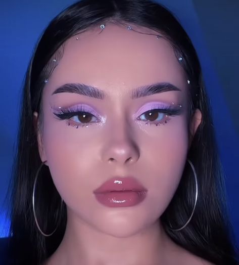 Eyeshadow For Purple Outfit, Prom Purple Makeup Looks, Lilac Prom Makeup Looks, Purple 15 Makeup, Purple Quince Makeup Ideas, Lavander Makeup For Quince, Purple Eyeshadow Makeup Looks, Light Purple Prom Makeup Looks, Lavander Makeup Prom