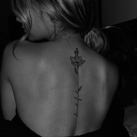 Flower And Writing Spine Tattoo, Spine Tattoo Quotes With Flowers, Rug Tattoo Dames, Spin Tats, Rose Back Tattoo, Rose Tattoo On Back, Classy Tattoos For Women, One Word Tattoo, Cross Tattoos For Women