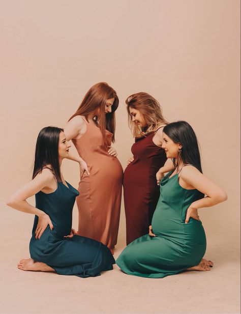 Group Of Pregnant Women, 3 Pregnant Friends, Maternity Photography Friends, Pregnant Best Friends Pictures, Friends Maternity Photoshoot, Best Friends Pregnant Together, Friends Pregnant Together, Photography Best Friends, Friend Pregnancy Photos