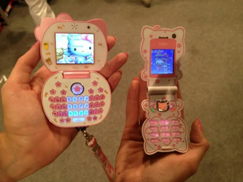 Tori Vega, Charmmy Kitty, Hello Kitty Aesthetic, Flip Phones, Hello Kitty Pictures, Cat Valentine, Hello Kitty Items, Japanese Sweets, Hello Kitty Collection