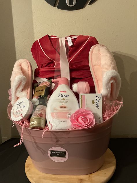 Mom Christmas Basket Ideas, Christmas Gift Baskets For Mom, Burr Basket Ideas For Mom, Gift Basket For Mom Christmas, Robe Gift Basket Ideas, Women Day Ideas Creative Diy Gifts, Burr Basket For Mom, Mom's Birthday Ideas, Self Care Basket Ideas For Women