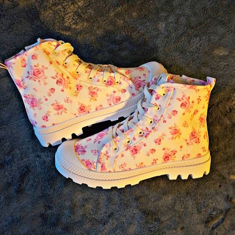 Fabkids Floral Lug Sole High Top Sneaker Size: 5 Youth (6.5 Women's)23.5cm Features: Zipper On The Side For Easy Off And On Color: Cream Pink Floral Condition: Brand New Never Worn 10/10 Long Sleeve Backless Dress, Light Up Sneakers, Hightop Sneakers, Embroidered Boots, Lug Sole Boots, High Top Sneaker, Sole Sneakers, Duck Boots, Girls Sneakers