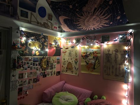 Ceiling Posters Bedrooms, Posters On Ceiling Bedrooms, Posters On Ceiling, Poster Ceiling, Ceiling Posters, 90s Room, Bed Inspo, Hippie Christmas, Nice Rooms