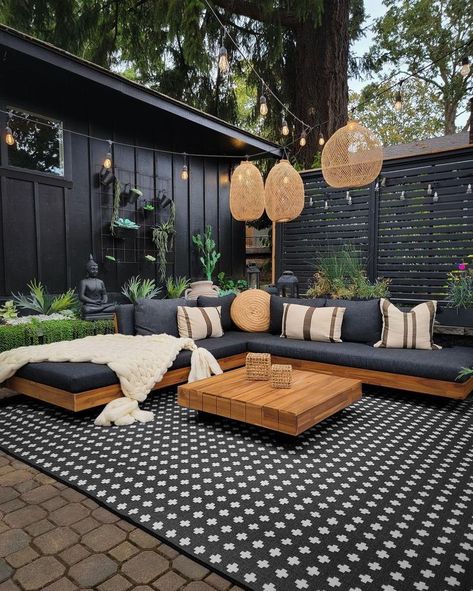 From seating and planters to the architecture of the space, black looks hugely stylish and is surprisingly versatile too. Here are 10 reasons to try it. Boho Moody, Family Wallpaper, Backyard Dining, Autumn Dining, Outdoor Patio Designs, Small Deck Decorating Ideas, Apartment Patio Decor, Small Deck, Deck Decorating Ideas On A Budget