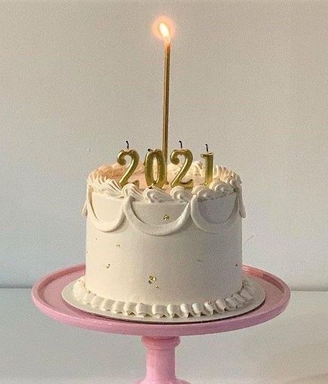 New Year Cake Designs, Winter Torte, Bolo Vintage, New Year's Desserts, 25th Birthday Cakes, Strawberry Cream Cakes, New Year's Cake, Mini Cakes Birthday, Simple Birthday Cake