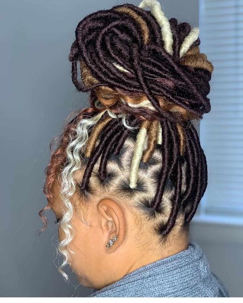 Faux Locs & Goddess Locs Hairstyles- How to Install, Price & Differences Goddess Locs Hairstyles, Blonde Faux Locs, Faux Locs Blonde, Faux Locs Goddess, Locs Goddess, Big Box Braids Hairstyles, Faux Locs Hairstyles, Braids Hairstyles Pictures, Goddess Locs