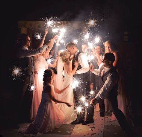 Wedding Photo Ceremony Must Have, Sparkler Send Off Pictures, Wedding Photoshoot Ideas Bridal Party, Wedding Family Photos List, Wedding Photos Party, Sparklers Wedding Pictures, Sparklers Wedding Send Off, Sparkler Photos, Wedding Sparklers Photos