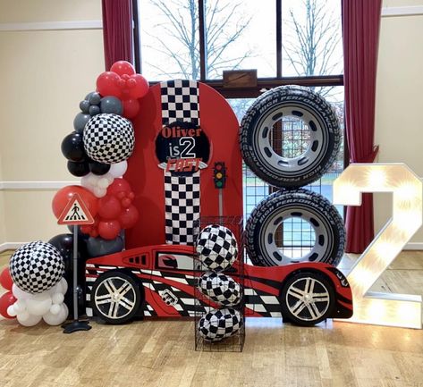 Disney Cars Birthday Balloons, Balloon Displays, Balloon Tower, Deco Ballon, Disney Cars Birthday, Car Birthday Theme, Race Car Birthday Party, Simple Birthday Decorations, Cars Theme Birthday Party