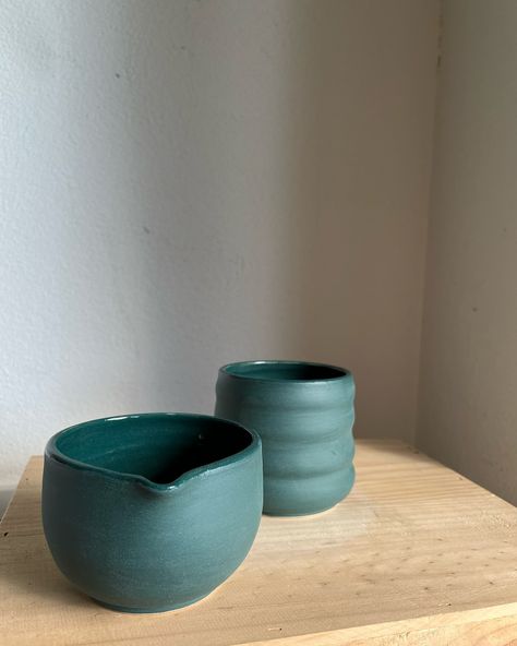 green matcha bowls and mug Pottery Bowl Ideas, Ceramic Glaze Ideas, Pottery Wheel Ideas, Cool Pottery, Aesthetic Pottery, Clay Glazing, Pottery Glaze, Pottery Inspo, Scandinavian Ceramic