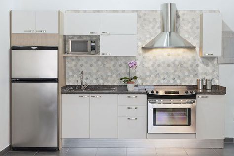 Simple Guide for a Perfect Backsplash-Granite Countertop Pairing Hexagon Bathroom Tile, Hexagon Bathroom, Hexagon Tile Backsplash, Carrara Marble Tile, Hexagon Mosaic Tile, Hexagon Tile, Honed Marble, Glass Subway Tile, Marble Mosaic Tiles