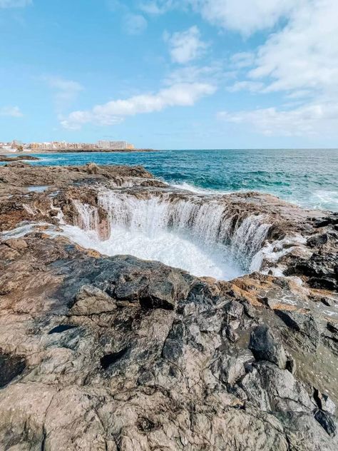 Gran Canaria Beach, Gran Canaria Aesthetic, Grand Canaria, Rainbow Rocks, Mystical Places, Some Beautiful Pictures, Rock Climbers, Southern Europe, Rock Formations