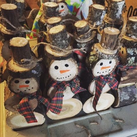 This May be the Cutest  Winter Decor Idea You'll See This Season. Snowman Made From Logs Snowman Christmas Trees, Log Snowman, Holiday Hot Chocolate, Baby Jars, Christmas Tree Snowman, Wood Snowman, Tree Snowman, Make A Snowman, Diy Snowman