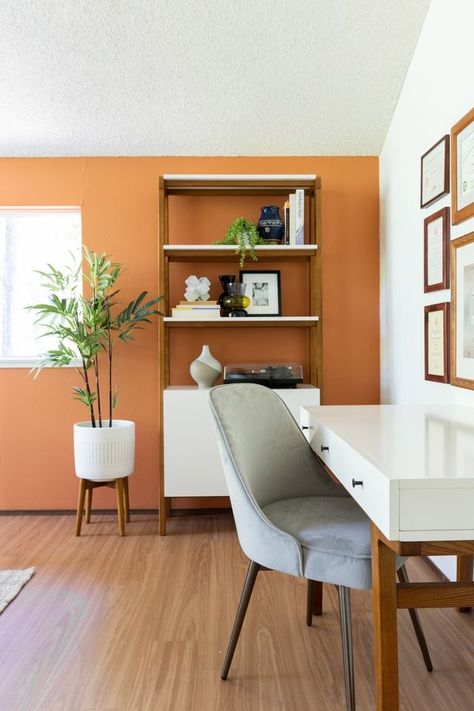 Office Decoration Ideas, Modern Office Interior, Orange Office, Office Wall Colors, Office Refresh, Best Home Office, Yellow Office, Mid Century Office, Interior Office