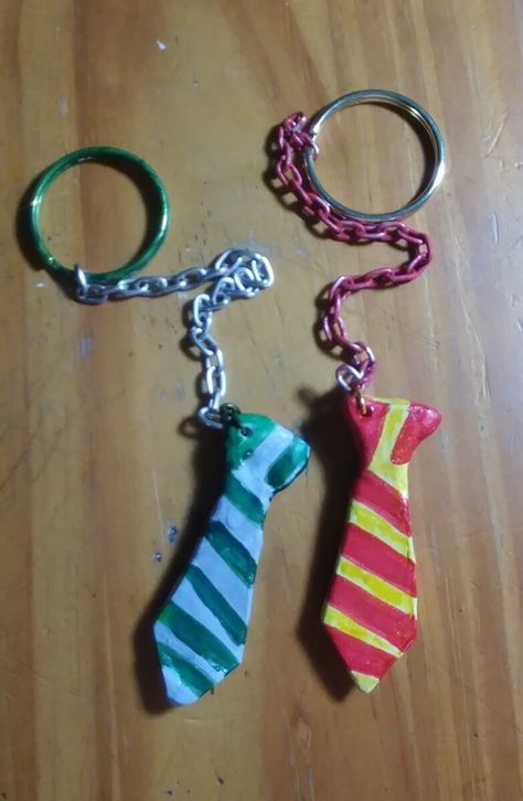 Harry Potter Polymer Clay Crafts Ideas Check more at https://www.kidsartncraft.com/harry-potter-polymer-clay-craft-ideas/ Polymer Clay Crafts Ideas, Harry Potter Polymer Clay, Harry Potter Clay, Clay Crafts Ideas, Harry Potter Keychain, Clay Keychain, Happiness Is Homemade, Painted Pots Diy, Harry Potter Drawings