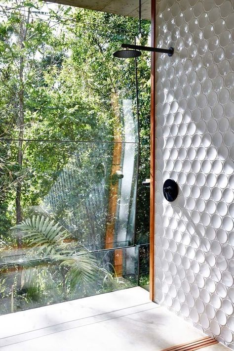 Modern Concrete House-Jesse Bennett-20-1 Kindesign Open Bathroom, Bad Inspiration, Glass Walls, Tropical House, Tropical Houses, The Shower, Outdoor Shower, Beautiful Bathrooms, Design Living