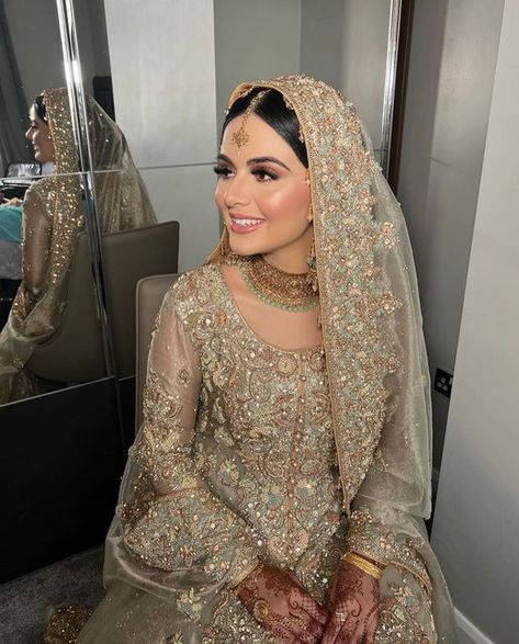 Pakistani Nikkah Bride, Desi Bridal Makeup, Pakistani Makeup Looks, Pakistan Street, Bridal Mehndi Dresses, Pakistan Street Style, Asian Bridal Makeup, Indian Wedding Makeup, Pakistani Bridal Makeup