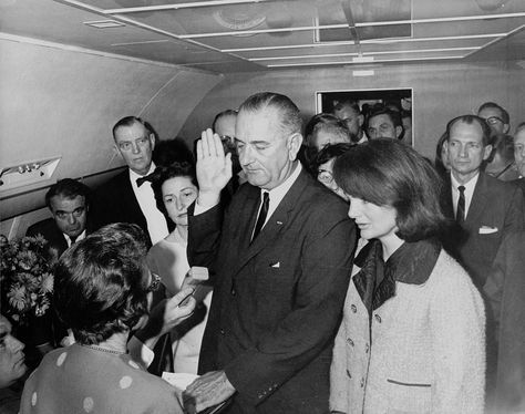 Lyndon B. Johnson was sworn into presidential office on Air Force One on the Dallas Love Field tarmac. Lyndon Johnson, Lyndon B Johnson, Photos Rares, Powerful Pictures, Jfk Jr, Lady Bird Johnson, Steve Carell, 22 November, Pink Suit