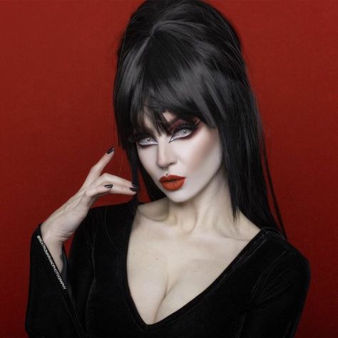 Elvira Makeup, Elvira Costume, Poison Nightmares, Beatriz Mariano, Card Tattoo Designs, Cassandra Peterson, Creepy Halloween Makeup, Elvira Mistress Of The Dark, Halloween Eye Makeup