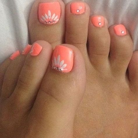 Coral Toe Nails, Nail Designs Toenails, Beach Toe Nails, Easy Toe Nail Designs, Toenail Designs Summer, Spring Pedicure, Simple Toe Nails, Pedicure Designs Toenails, Pedicure Colors