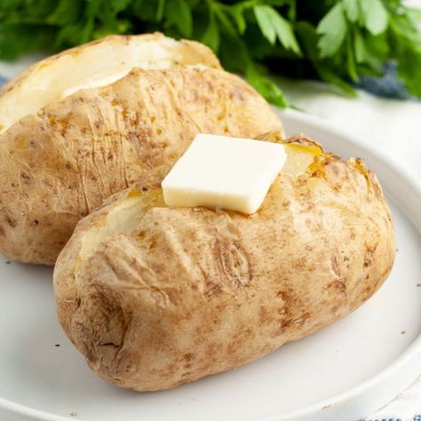 Learn how to microwave a baked potato for a simple side dish in minutes. Tips and tricks for the perfect microwaved bake potatoes. Potato In Microwave, Baked Potatoes In The Microwave, Breakfast Sauce Recipe, Microwave Potatoes, Burger King Zesty Sauce, Microwave Baked Potato, Bagel Sandwich Recipes, Baked Potato Microwave, Microwave Sweet Potato