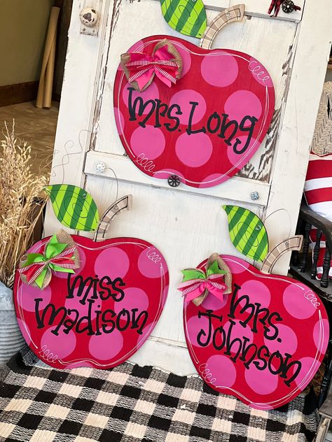 Such a fun creative way to welcome kids to your new room! Apple Sign, Diy Christmas Gifts For Friends, Teacher Door Hangers, Baby Door Hangers, Baby Hangers, Teacher Doors, Baby Door, Door Hanger Template, Room Mom