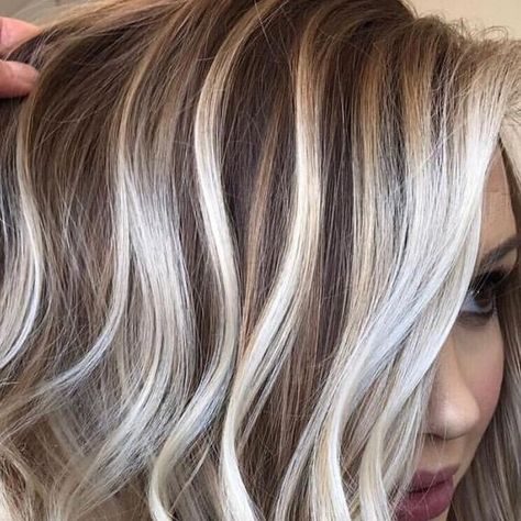 Blond With Silver Highlights, Light Blonde Hair With Dark Lowlights, Blonde 2 Toned Hair, Blonde Highlight With Lowlights, Low Lights And Highlights Blonde Short Hair, Blond With Dark Highlights, Blonde Hair With Dark Undertones, Fall Dimensional Blonde Hair Color, Icy Dimensional Blonde