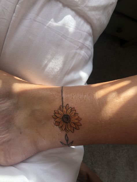 Sunflower Ankle Tattoo, Arabic Henna Designs, Anklet Tattoos, Flame Tattoos, Sunflower Tattoos, Small Wrist Tattoos, Tatuaje A Color, Sunflower Tattoo Design, Band Tattoo