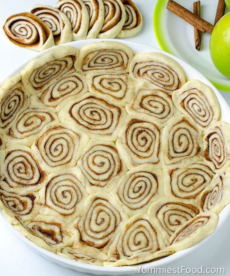 Cinnamon Roll Apple Pie Recipe, Cinnamon Roll Crust, Yummiest Food, Cinnamon Roll Apple Pie, Dessert Pies, Crumb Pie, Pie Art, Pie Making, Cinnamon Apple Pie