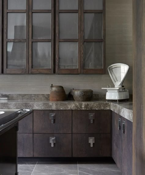 Grey Brown Kitchen, Modern Dark Kitchen, Brown Kitchen Ideas, Castle Black, Dark Brown Cabinets, Kitchen Cabinet Color Ideas, Brown Kitchen Cabinets, Dark Wood Kitchens, Dark Countertops