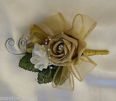 Gold Corsage Prom, Silk Flower Boutonniere, Gold Corsage, Prom Flowers Corsage, Corsage Ideas, Seating Chart Wedding Diy, Diy Boutonniere, Bridal Corsage, Wrist Corsage Prom