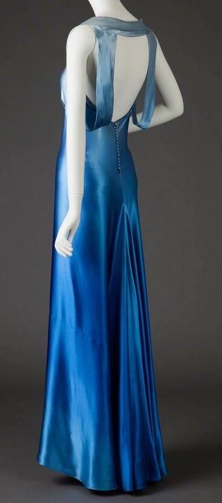 Evening dress by Rose Amando, 1935. Goldstein Museum of Design : fashionhistory 1920s Evening Gowns, Vintage Fashion 1930s, Cozy Mystery Book, Cozy Mystery, 30s Fashion, 20th Century Fashion, Vintage Gowns, 1930s Fashion, Mystery Book