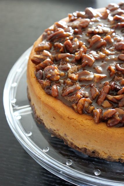 Praline Pumpkin Cheesecake {with Pecan Praline Topping & Gingersnap Crust} Praline Cheesecake, Praline Sauce, Gingersnap Crust, Pecan Pralines, Pumpkin Dessert, Pumpkin Cheesecake, Yummy Sweets, Fall Desserts, Eat Dessert