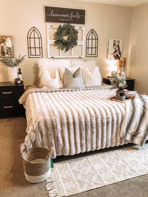 22 Dream Farmhouse Bedroom Ideas - Decoholic Farmhouse Bedroom Ideas, Farmhouse Bedroom Decor Ideas, Western Bedroom Decor, Dream Farmhouse, Farmhouse Bedroom Decor, Spare Bedroom, Farmhouse Bedroom, Master Bedrooms Decor, Rustic Bedroom