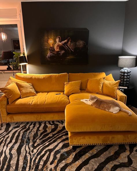 Yellow Couch, Bad Inspiration, Living Room Sofa Design, Dream House Decor, Front Room, Sofa Decor, Dream Home Design, Living Room Inspiration, Home Fashion