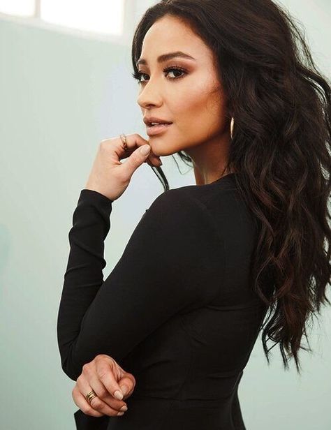 Shae Mitchell, Shay Mitchell Style, Shay Mitchell, Foto Poses, Girl Crushes, Pretty Little Liars, Nicki Minaj, Dark Hair, Celebrities Female