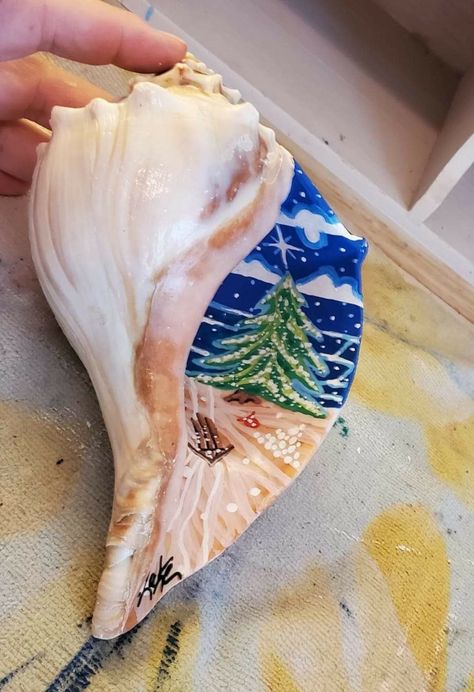 Painted Shell Ornaments, Painted Shells Christmas, Painted Conch Shells Ideas, Santa Painted On Oyster Shells, Painted Shells Seashells Christmas Ornament, Oyster Shells Decor, Beach Christmas Decorations, Sea Creatures Art, Balloon Painting