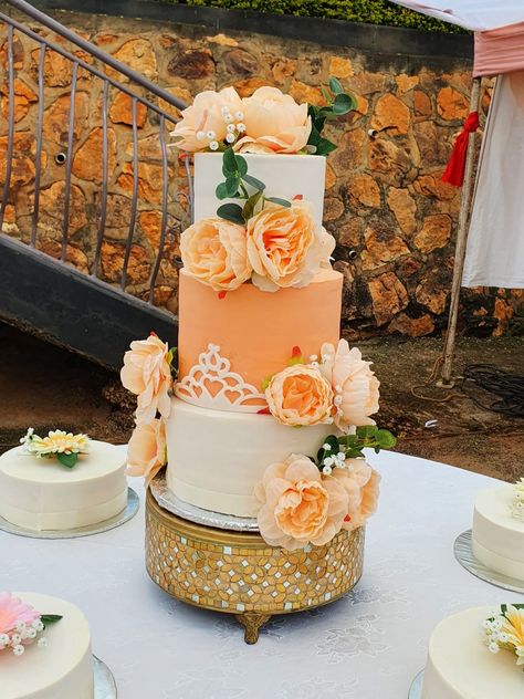 Peach Color Cake, Coral Color Wedding Theme, Coral Wedding Cakes, Peach Floral Wedding, Wedding Cake Peach, Floral Wedding Cake, Special Cakes, Cake Inspo, Fall Wedding Cakes