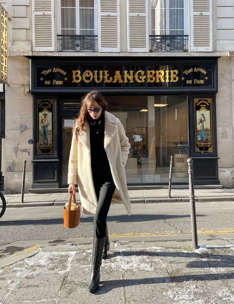 French style Teddy Coats, wearing a beige Stand Studio winter coat in Paris What To Wear In France, French Winter Style, French Winter Fashion, Paris Winter Fashion, What To Wear In Paris, Paris Winter, Pretty Cardigans, French Outfit, Fitness Wear Outfits