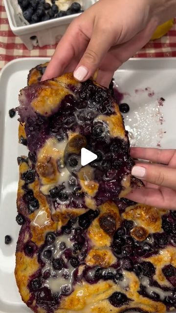 FoodTalks- sharing recipes and food spots around the valley on Instagram: "recipe👇 Lemon blueberry focaccia 🍋🫐 

Ingredients: 

🍋lemon sugar butter 
-1 1/2 sticks of butter melted 
-1/4 cup sugar 
-Zest of 1 lemon 
-Blueberries 

🍋 Glaze 
-1 cup powdered sugar 
-1 tsp almond extract 
-2 Tbsp  milk 
-Lemon zest to taste 

Recipe:

-Grease pan with some melted butter. Follow my step by step focaccia reel to see how I make my dough! 
-Add refrigerated focaccia dough to greased pan and let sit at room temperature for 4 hours. 
-Pour blueberries and lemon sugar butter on top of dough
-Dimple dough to incorporate all the ingredients 
-Cover with foil and bake at 425 degrees for 13 minutes 
-Remove foil and bake for another 15 minutes 
-Add glaze and enjoy ☺️ 

#lemon #blueberries #blueberry Lemon Blueberry Focaccia, Lemon Blueberry Sourdough Focaccia, Blueberry Focaccia, Focaccia Dough, Homemade Home, Bread Homemade, Almond Extract, Lemon Sugar, Food Spot