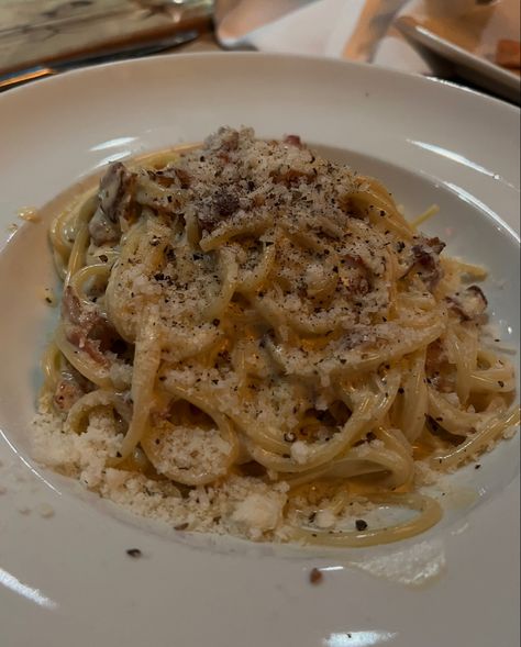 Spaghetti alla carbonara #dinner #pasta Pasta Alla Carbonara, Dinner Pasta, Bon Appetit, Spaghetti, Pasta