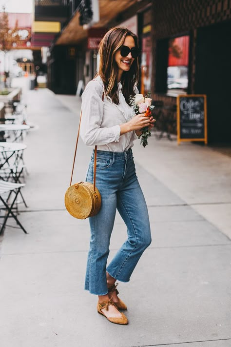 Perfect White Blouse, Cropped Jeans Outfit, Flare Jeans Outfit, Austin Style, 2000 Fashion, Kick Flare Jeans, All Jeans, Fashion Blogger Style, Jean Flare