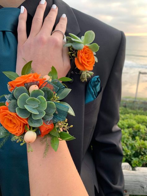 Prom Corsage Blue, Matric Farewell Dresses, Prom Flowers Corsage, Dance Flowers, Homecoming Flowers, Farewell Dresses, Prom Corsage And Boutonniere, Wrist Corsage Prom, Corsage And Boutonniere Set