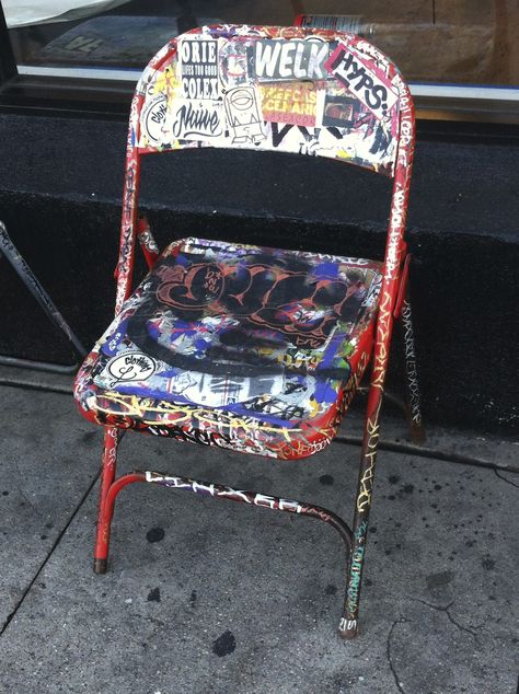 chair graffiti art Graffiti Bedroom Ideas, Graffiti Chair, Punk Furniture, Graffiti Interior, Graffiti Decor, Graffiti Bedroom, Graffiti Furniture, Graffiti Room, Chair Art