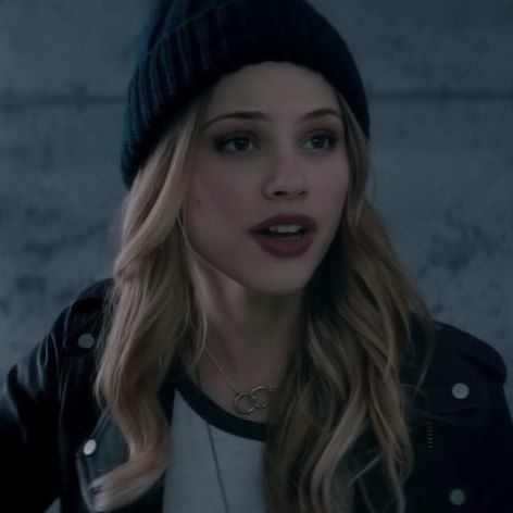 Halston Sages Necklace in Before I Fall (2017) #halstonsage #necklace #beforeifall Before I Fall, Halston Sage, Lauren Oliver, Very Good Girls, Female Character Inspiration, Aesthetic People, Movie Fashion, Film Aesthetic, Fall 2017