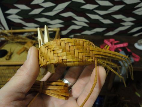 Lauhala Weaving, Bark Weaving, Corn Husk Crafts, Hawaiian Crafts, Basket Weaving Diy, Basket Weaving Patterns, First Nations Art, Beach Jewelry Boho, Willow Weaving