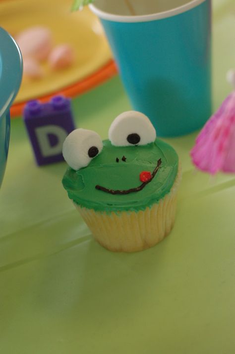 My 3 yr old daugther wanted a Word World (a PBS kids show)Party. The kids were each supposed to make a frog, pig and monkey cupcake. I set out the pieces on their plates. I guess the kids were stil a little young since they ate the vanilla waffers and marshmallow pieces before they even made it onto the cupcakes. I even made some demo cupcakes for them to follow! I also made a Word World cake which I posted. Frog Cupcakes Easy, Frog Cupcakes Ideas, Frog Desserts, Frog Cupcakes, World Cake, Monkey Cupcakes, Frog Birthday Party, Frog Birthday, Frog Cake